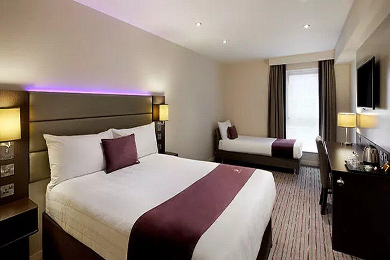 Premier Inn Manchester West Didsbury Екстериор снимка