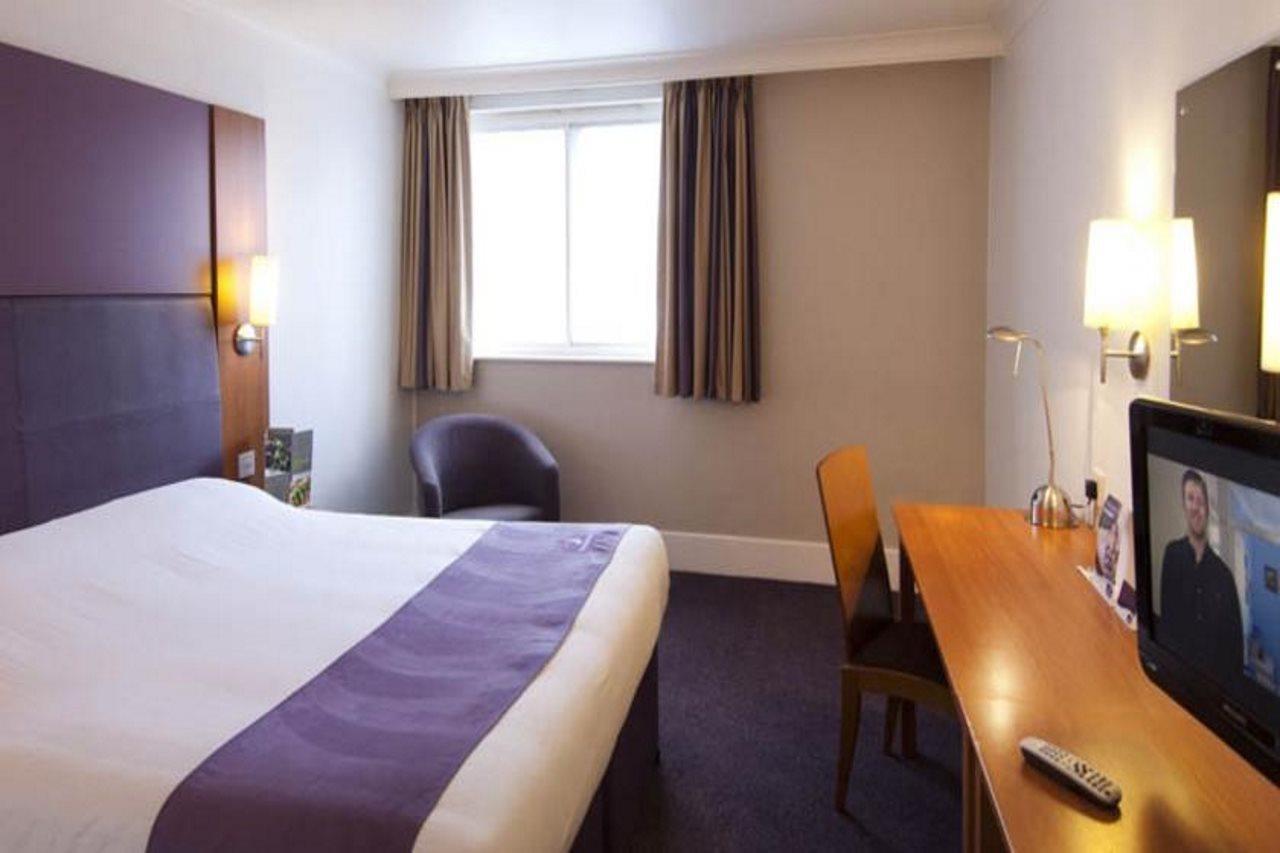 Premier Inn Manchester West Didsbury Екстериор снимка